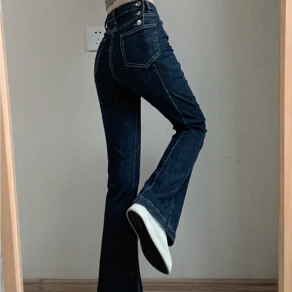 Flare jean with backside buttons - Picture 4 of 6